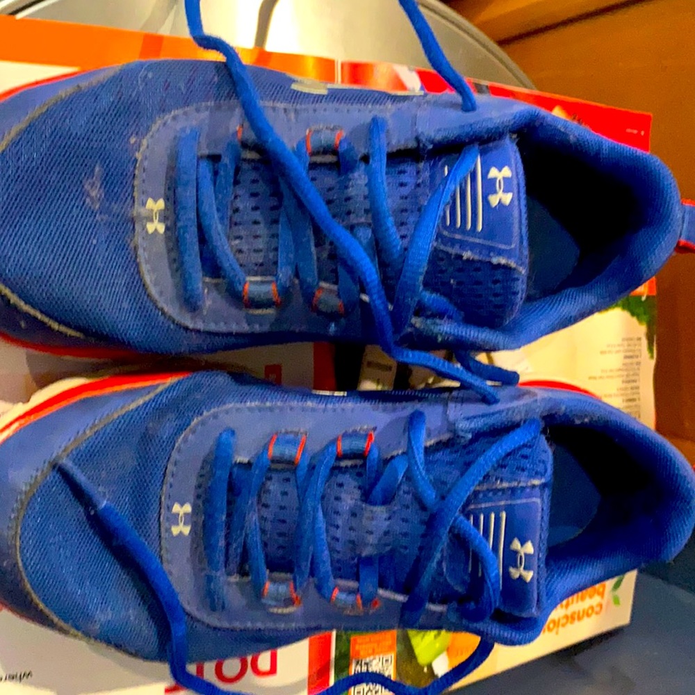 Boys size 5 Under Armour Sneakers